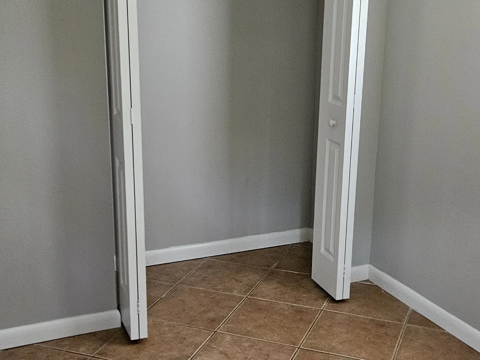 3 bed, 955 sqft, $2,400 — Photo 3