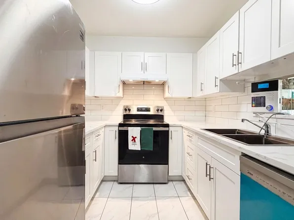 9942 151st St #307, Surrey, BC V3R 0V4