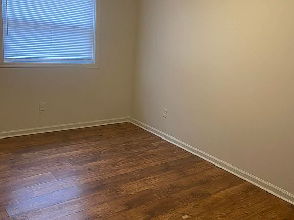 3rd image of 902 Villa Dr