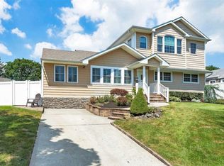 6 Lark Ave, Old Bethpage, NY 11804