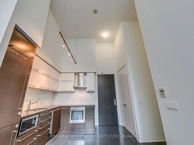 770 Bay St #202 — Photo 7