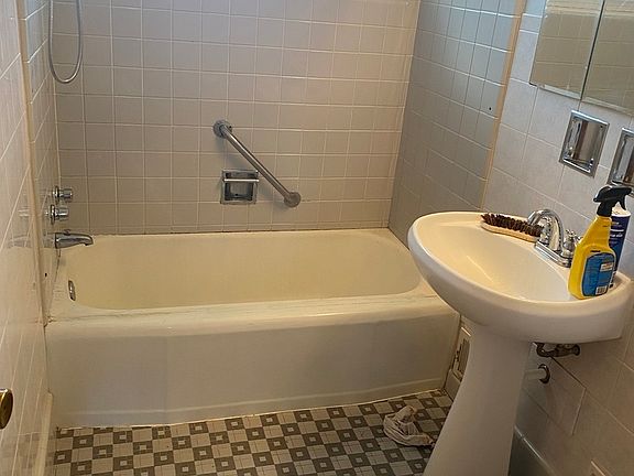 3rd image of 6459 N Winchester Ave
