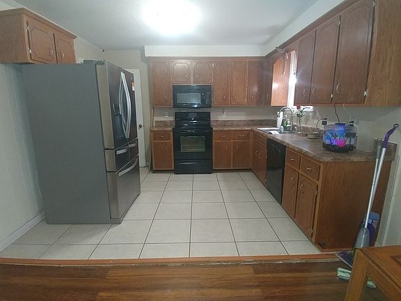 5th image of 525 Yvonne Dr