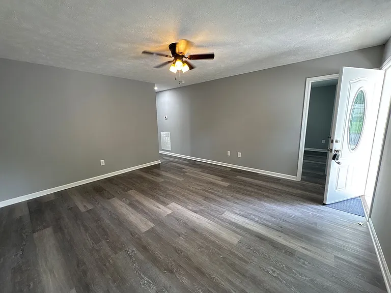 428 W Waggoner St — Photo 5