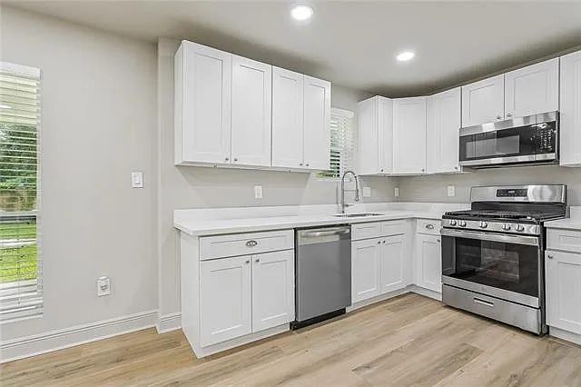 3 bed, 2.0 bath, 2400 sqft, $2,300 — Photo 3