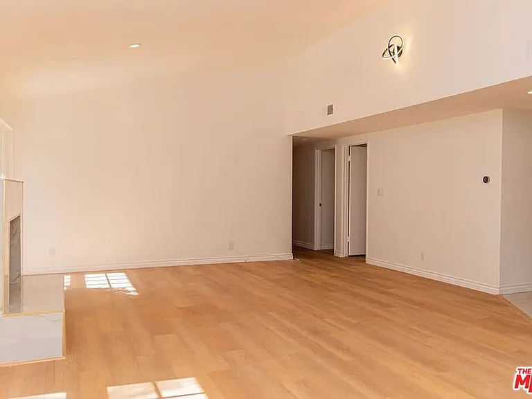 24316 Burbank Blvd — Photo 2