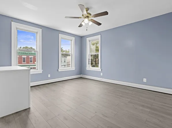 209 Danforth Avenue image 8 of 15