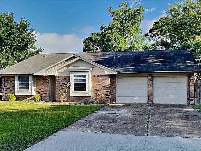 3202 Vandyke Dr — Photo 1