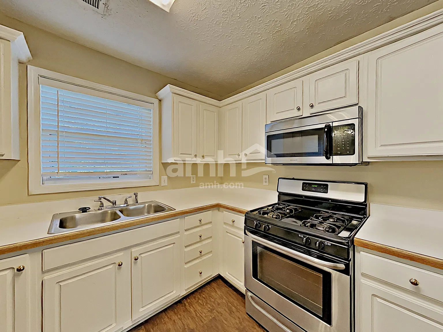 4 bed, 2.5 bath, 1989 sqft, $2,420 — Photo 3