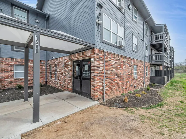 Lakeview Apartments — Photo 10