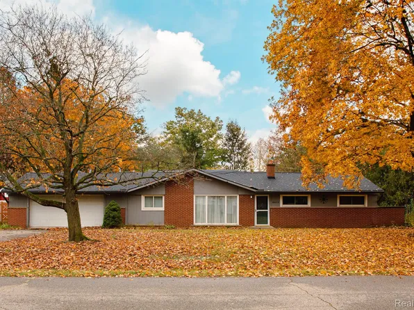 6413 Snow Apple Dr, Clarkston, MI 48346