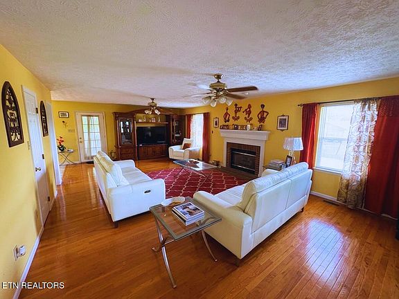 2nd image of 952 Spinnaker Rd