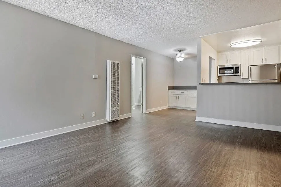 Kaitlin Court Apartments — Photo 3