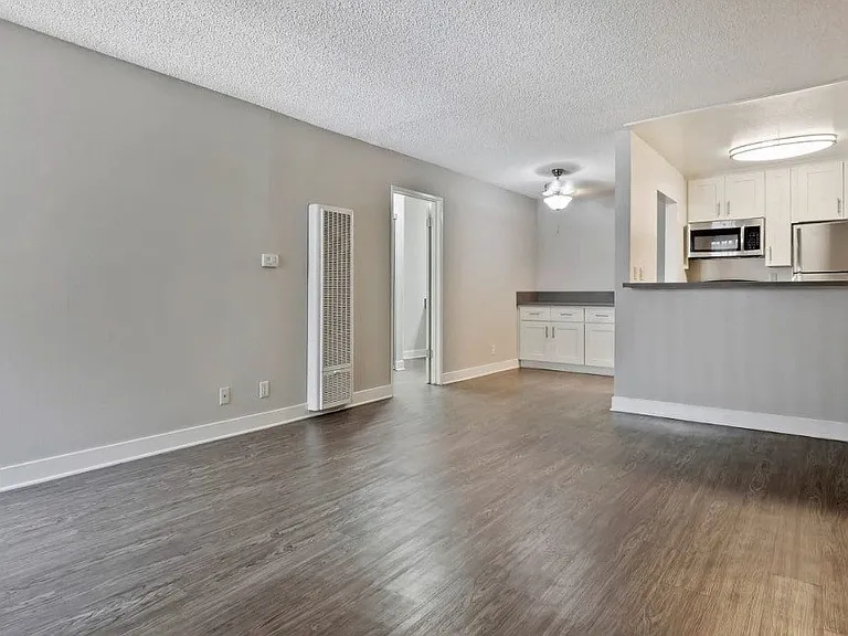 Kaitlin Court Apartments — Photo 3