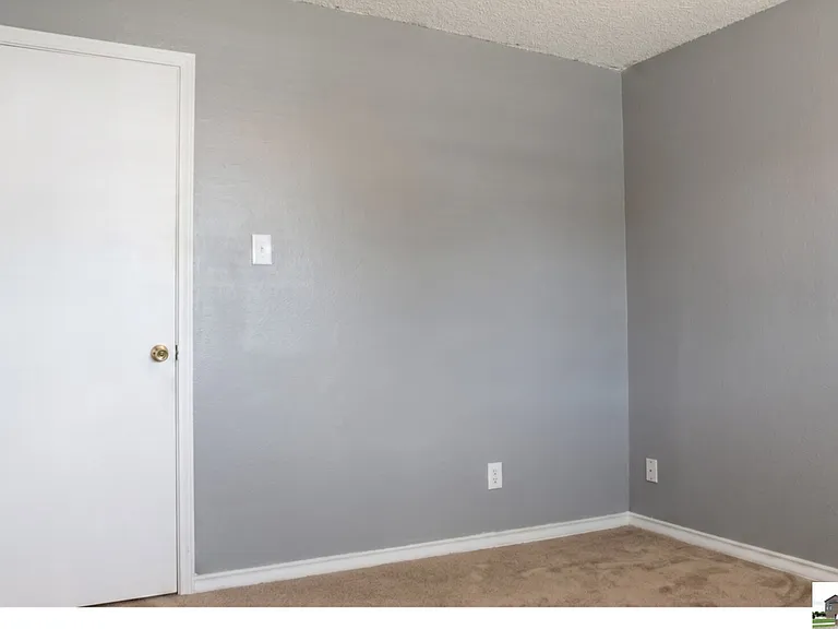 211 E Hogan Dr — Photo 11