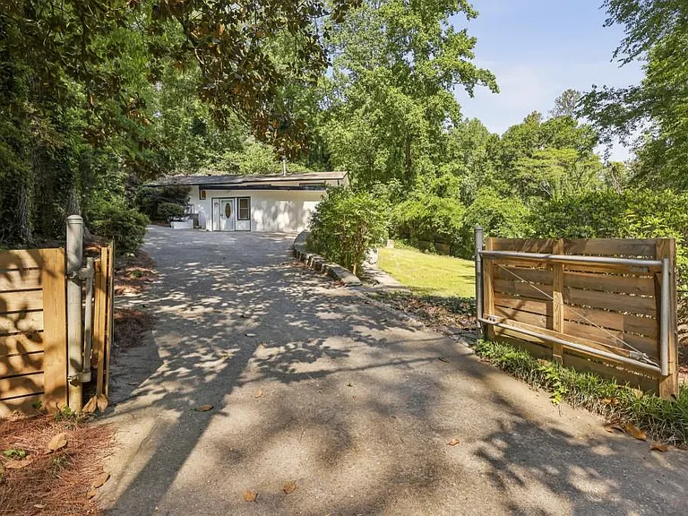 2056A Abby Ln NE — Photo 7