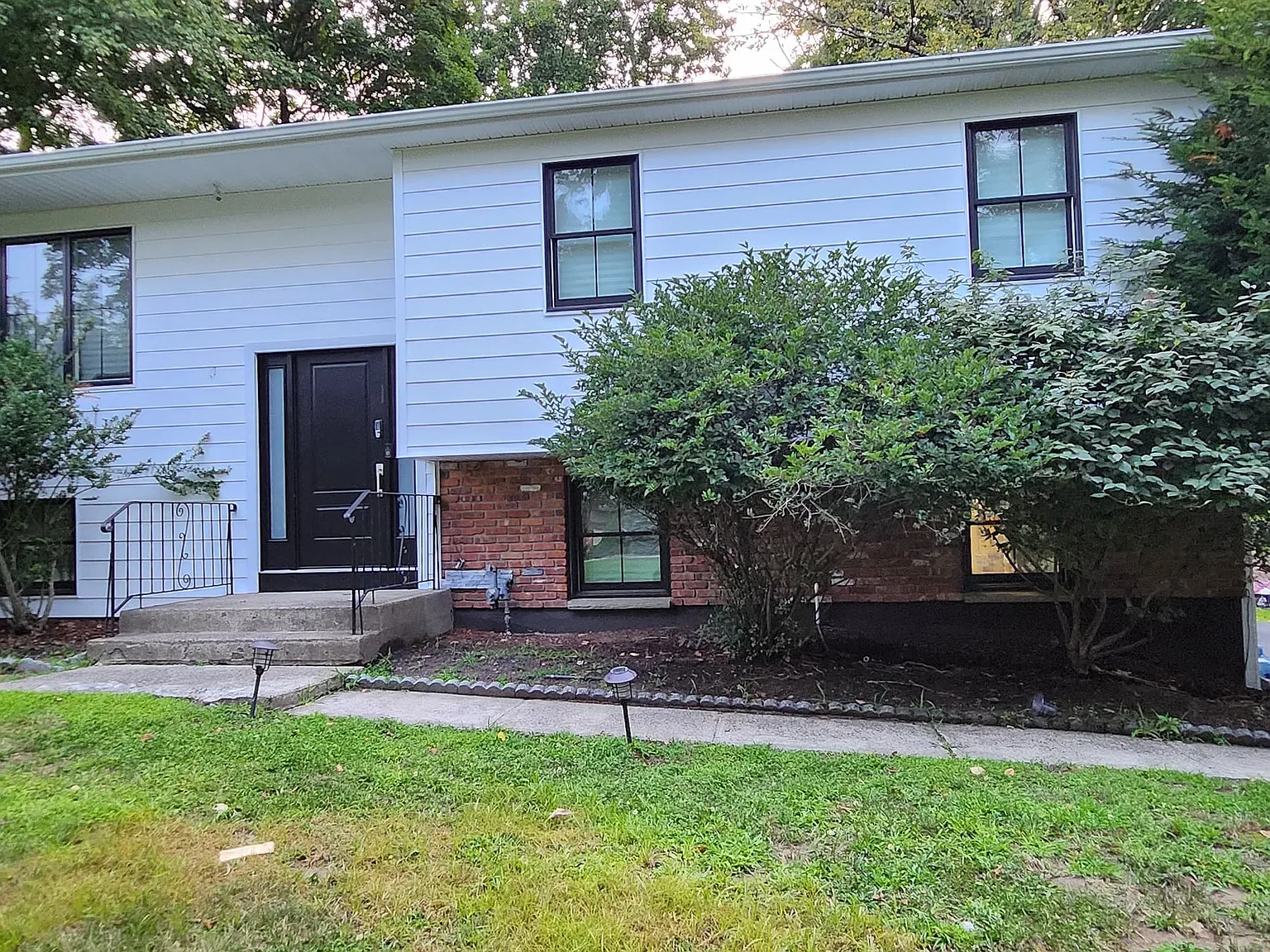5 bed, 2.5 bath, 2040 sqft, $5,000 — Photo 1
