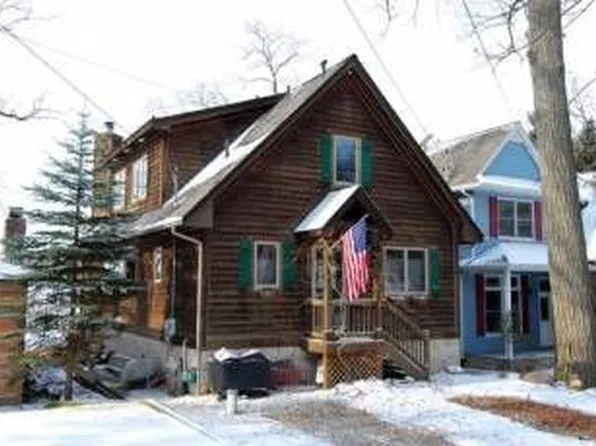 9577 Lakeview Dr, Pinckney, MI 48169