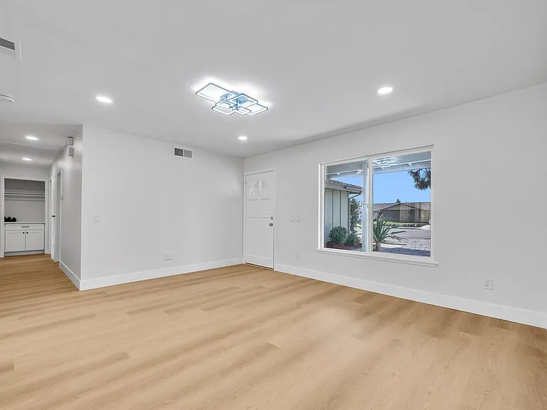 1052 W Quince St — Photo 13