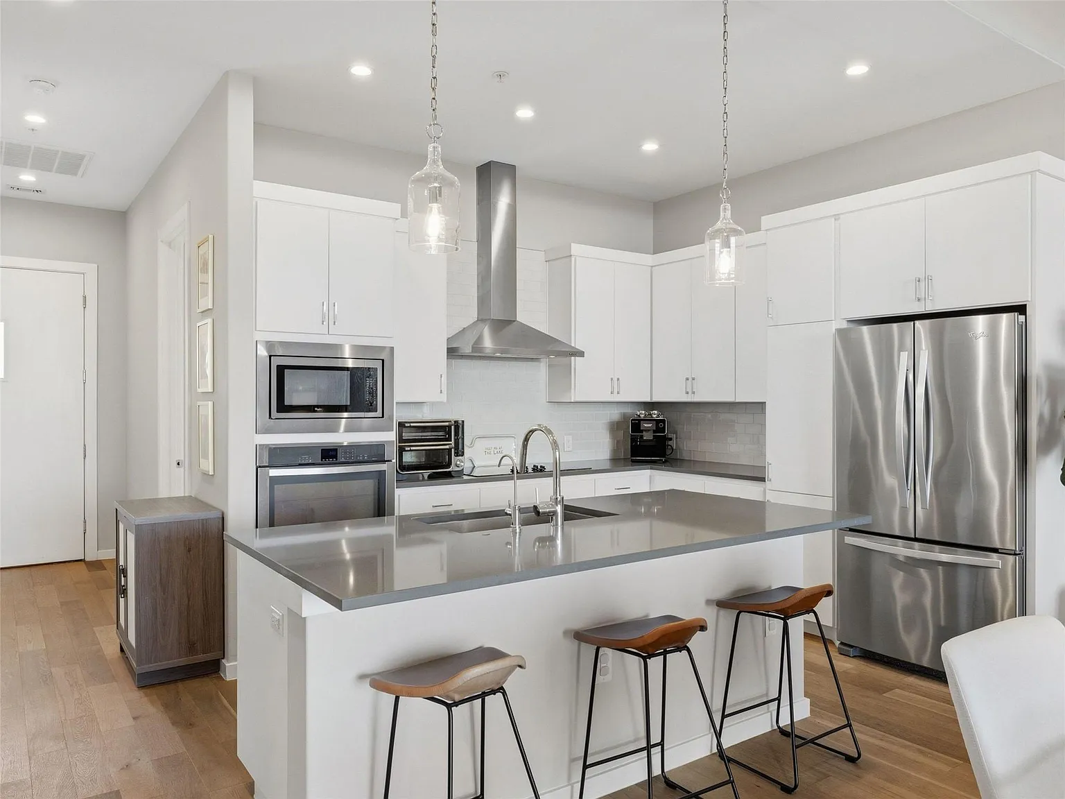 3 bed, 2.0 bath, 1379 sqft, $3,200 — Photo 2