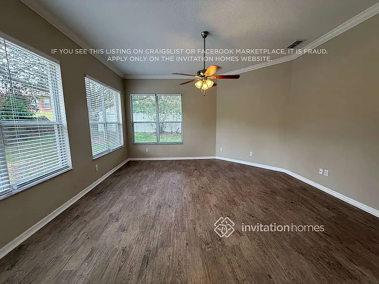 136 Lombard Cir — Photo 4