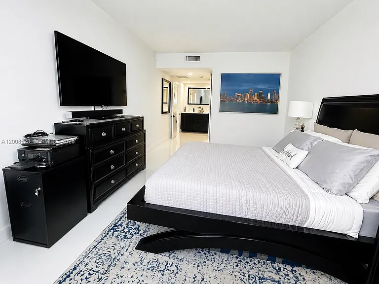 300 Bayview Dr #Penthouse 11 — Photo 7