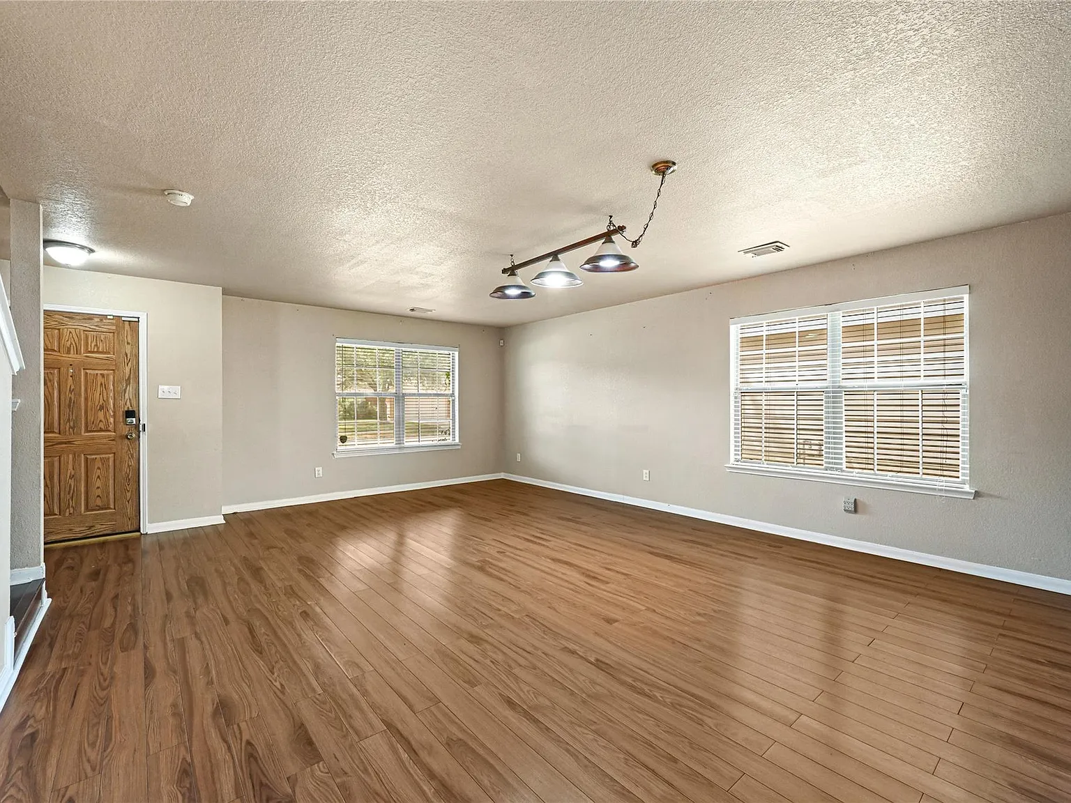 4 bed, 2.5 bath, 2508 sqft, $2,200 — Photo 4