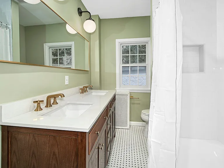 319 Oakland Beach Ave — Photo 12