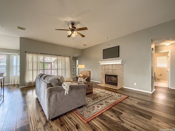 5th image of 121 SPICE OAK LN