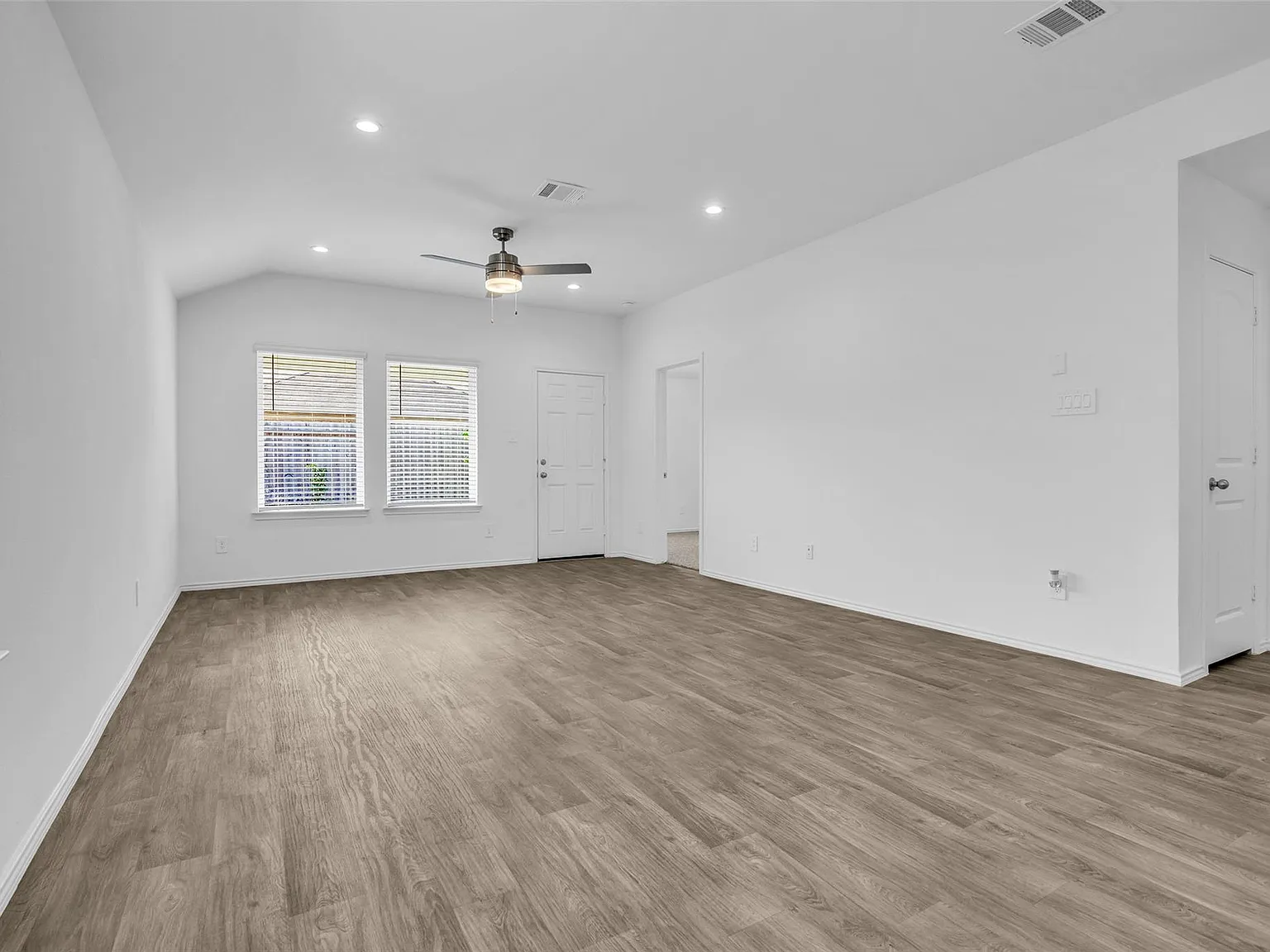 3 bed, 2.0 bath, 1338 sqft, $1,700 — Photo 4