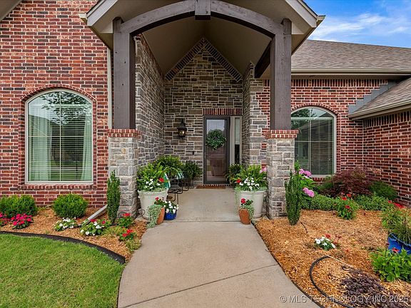 4th image of 3115 SE Montrose Dr
