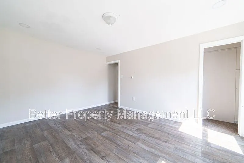4 bed, 1.0 bath, $2,000 — Photo 4