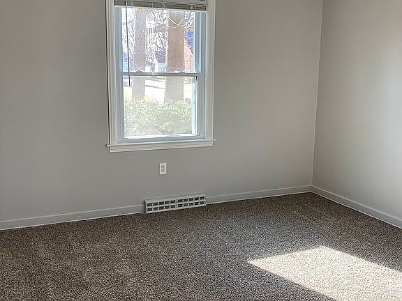 4th image of 17 W Maxwell Dr
