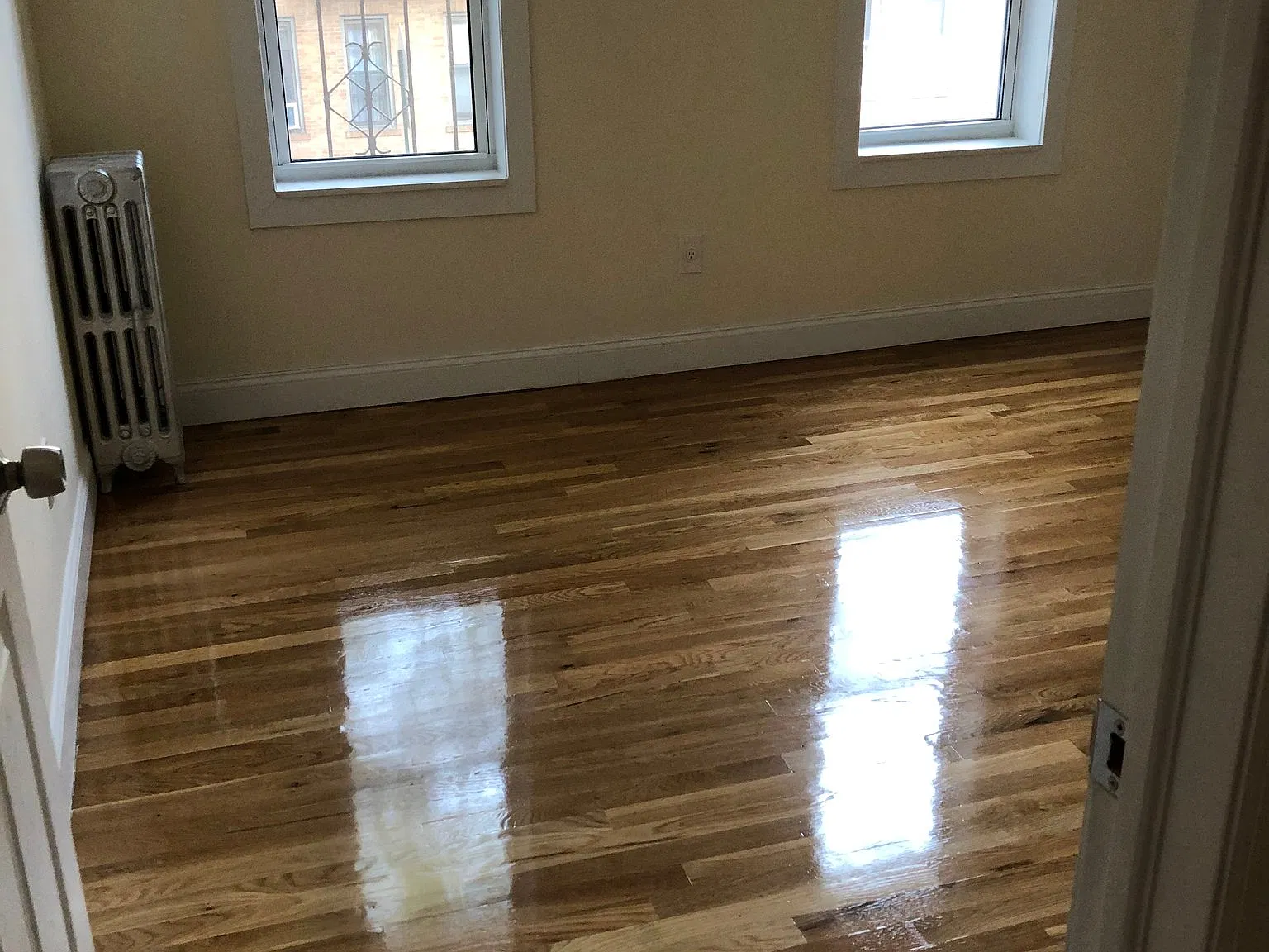 Flushing 1 BD 1 BR Newly Renovated Apt Near 7 Train — Photo 2