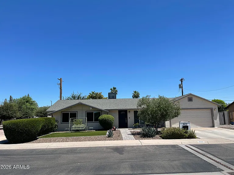 1828 W Lawrence Ln — Photo 2