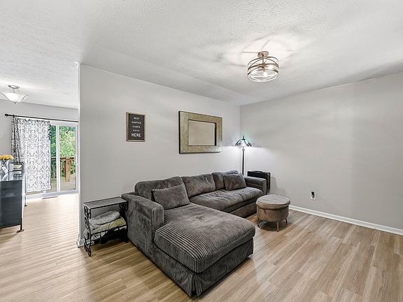 4th image of 246 Quebec Way