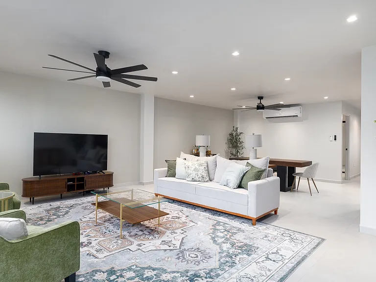306 Calle — Photo 11