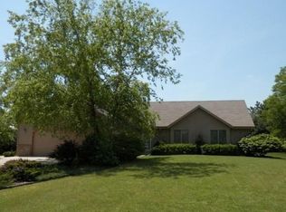 4825 S 82nd St, Greenfield, WI 53220
