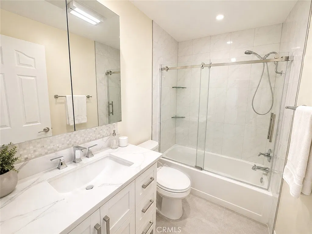 3 bed, 1190 sqft, $3,350 — Photo 3
