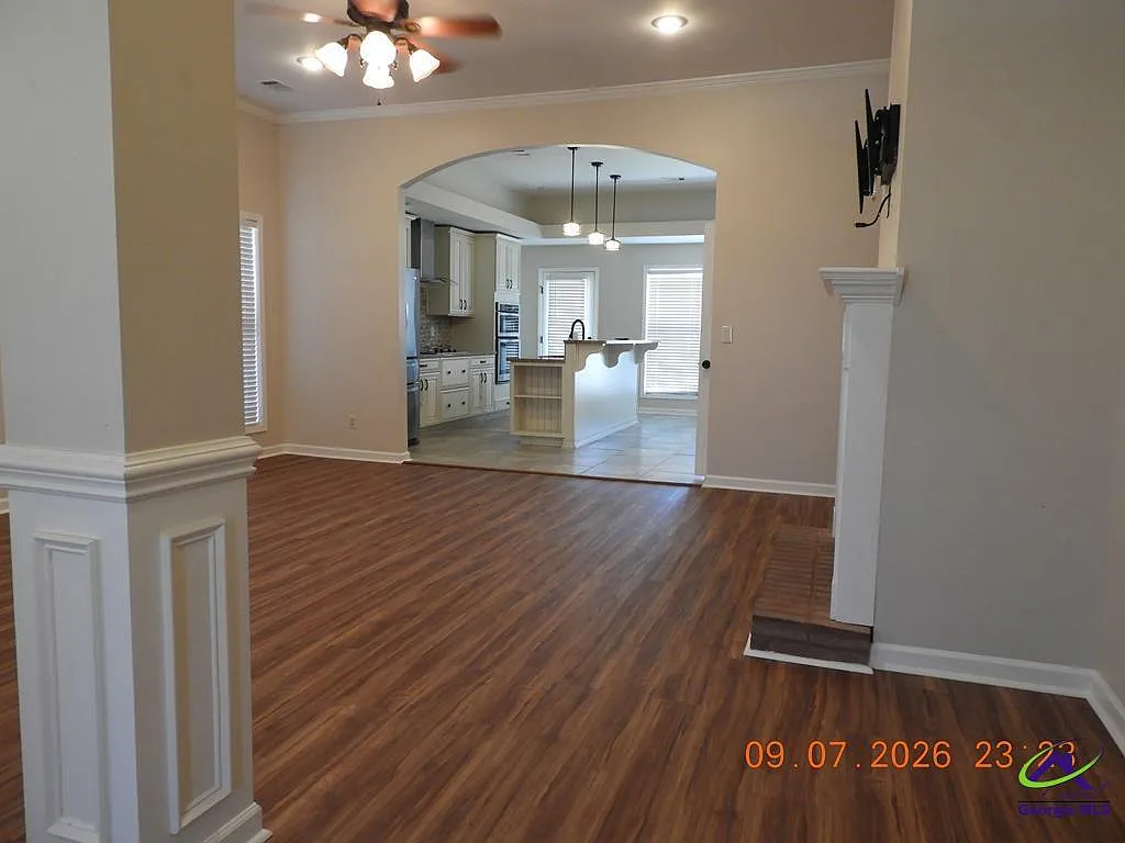 3 bed, 2.0 bath, 1717 sqft, $1,950 — Photo 2