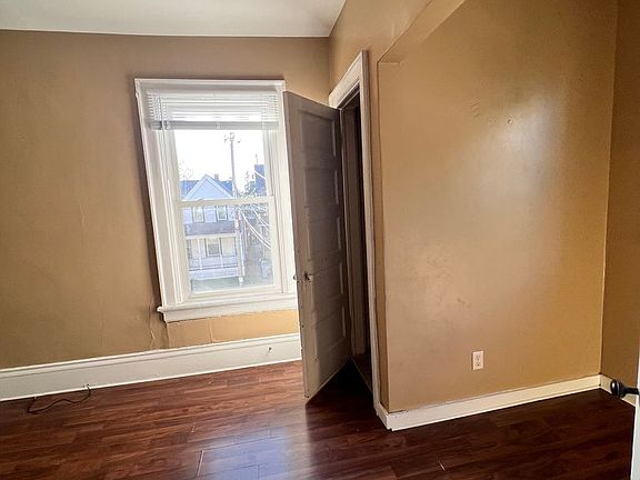 4th image of 2407-2409 N Farwell Ave