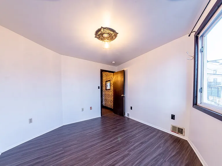 952 Freeland St — Photo 12