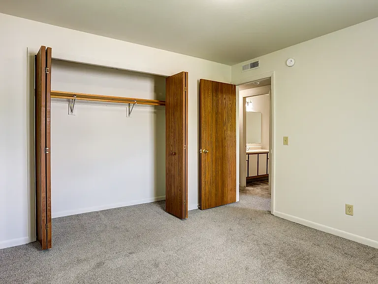 Woodfield & Arlington Apartments — Photo 18