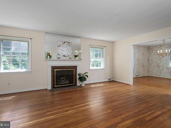 3rd image of 682 Ewing St