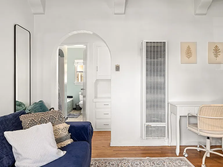 1142 Harvard St #5 — Photo 6