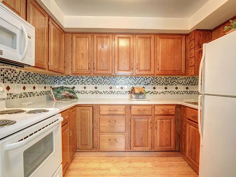 302 Greenview Dr — Photo 2