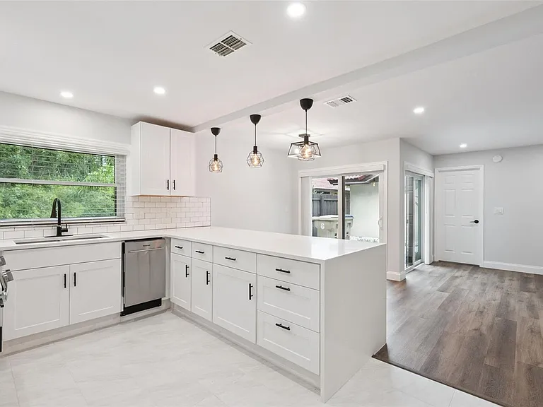 530 Hunter Cir — Photo 10