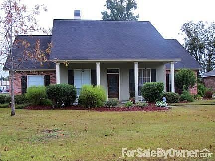 Landscaped Front Yard : Acadian Style House with front porch area