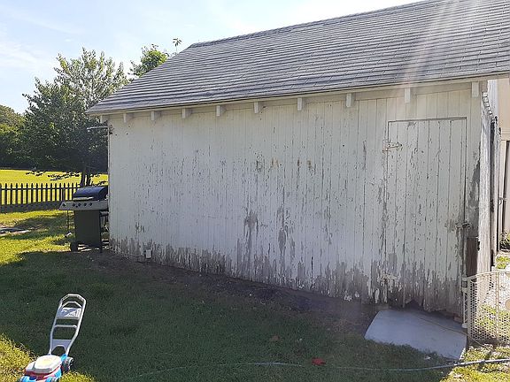Detached garage 