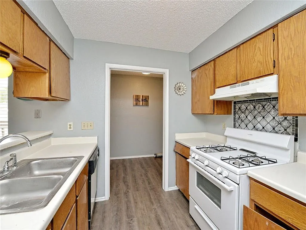 2 bed, 1.0 bath, 832 sqft, $1,345 — Photo 3